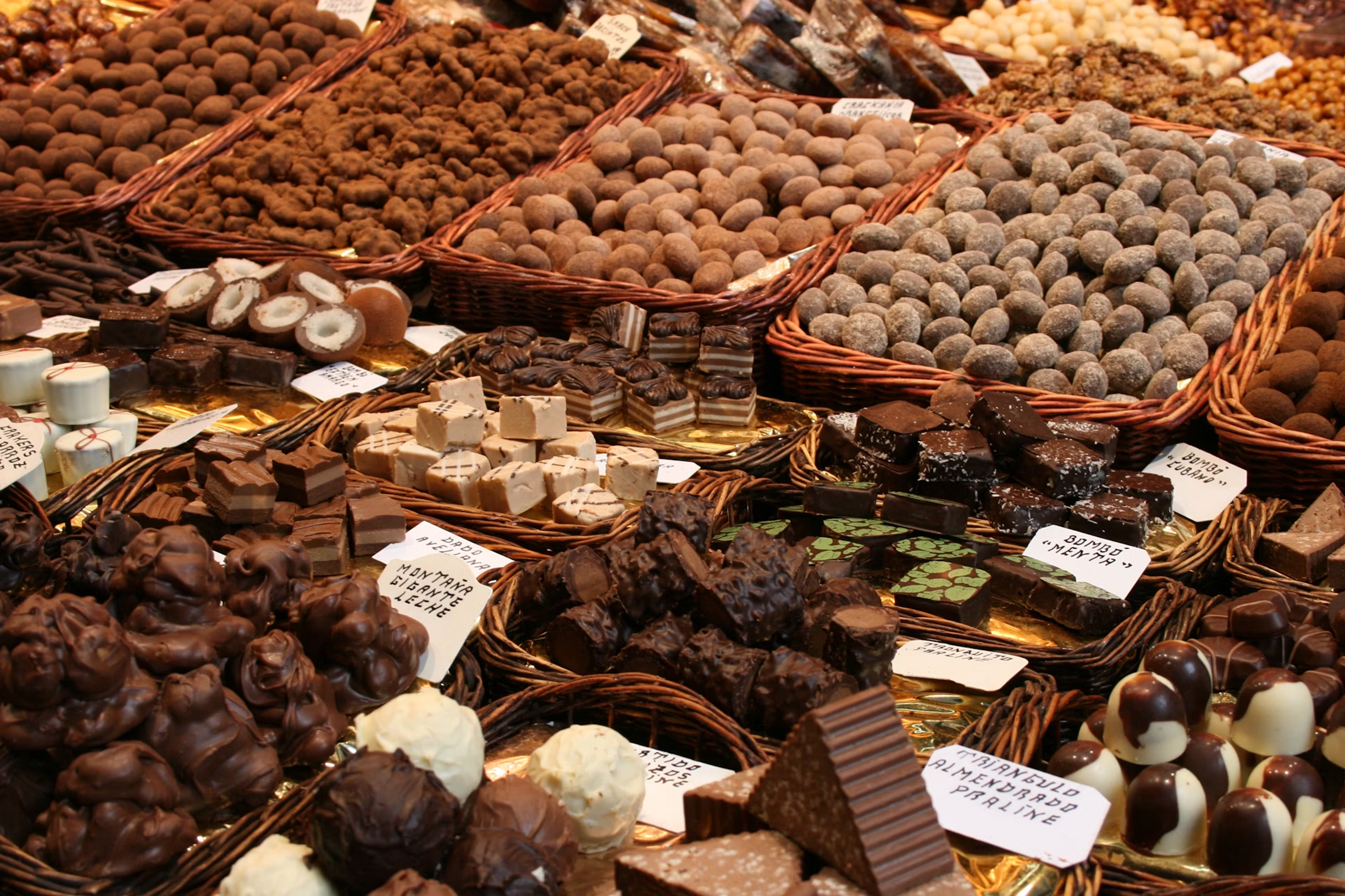 Dark, Milk, atau White Chocolate: Mana yang Lebih Baik untuk Kesehatan Tubuh? 1 Beda Bahan Beda Dampak ke Tubuh