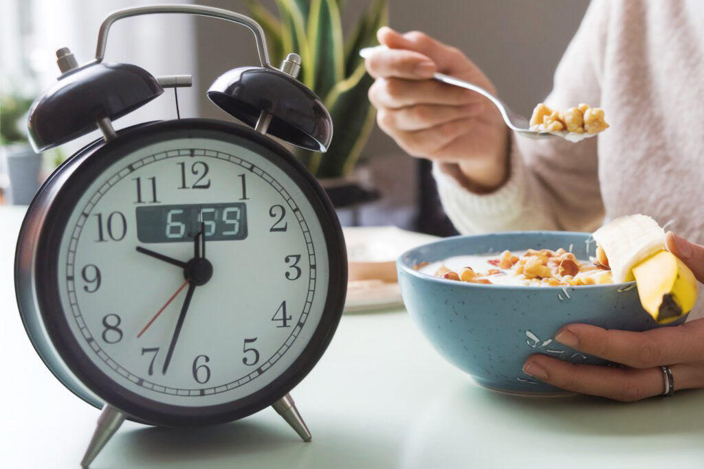 Intip Jam Makan Terbaik untuk Penderita GERD dan Asam Lambung 2 Waktu Makan Terbaik Buat Penderita GERD