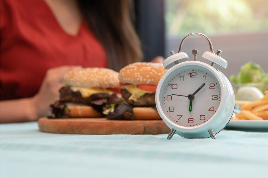 Intip Jam Makan Terbaik untuk Penderita GERD dan Asam Lambung 1 Waktu Makan Terbaik Buat Penderita GERD dan Asam Lambung